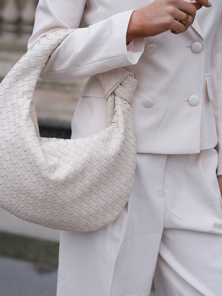 Mittelgroße gewebte Tasche