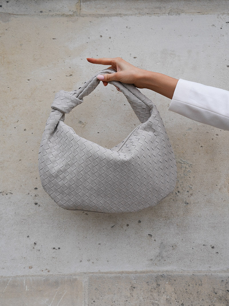 Mittelgroße gewebte Tasche