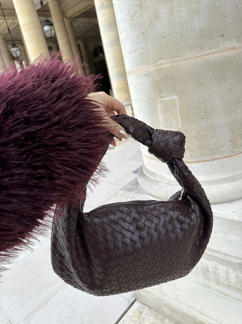 Mittelgroße gewebte Tasche
